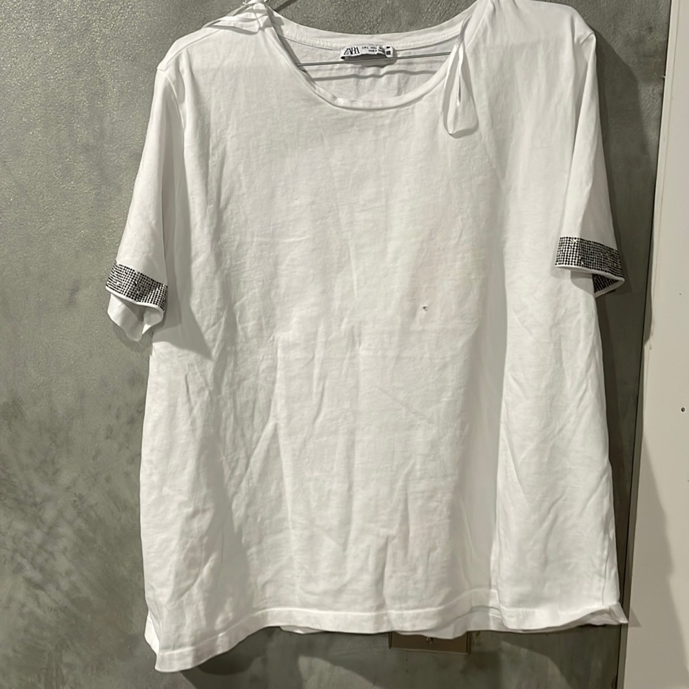 white pullover size L small hole in the front